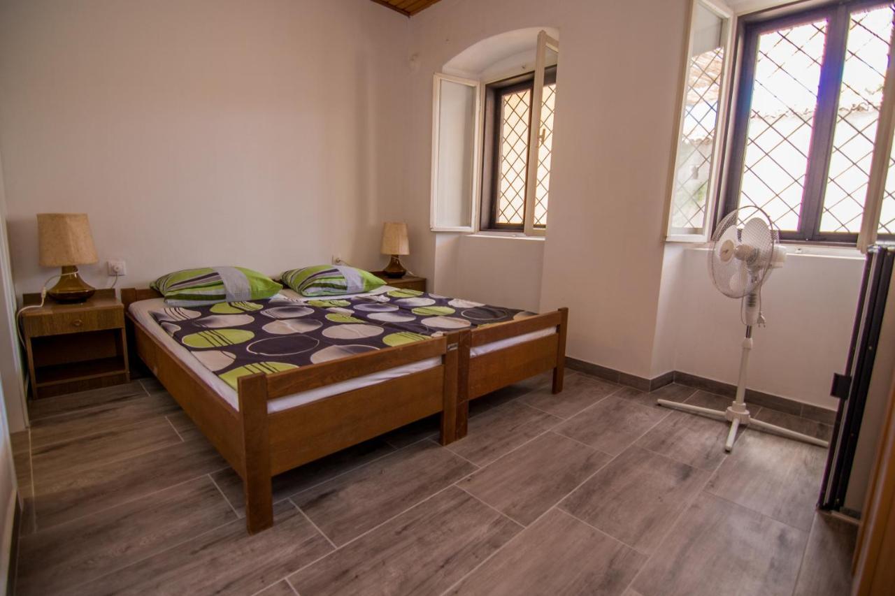 Hostel Flora Mali Losinj Luaran gambar